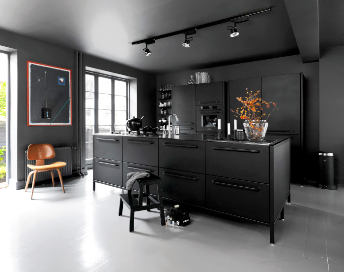 black-kitchen-vipp