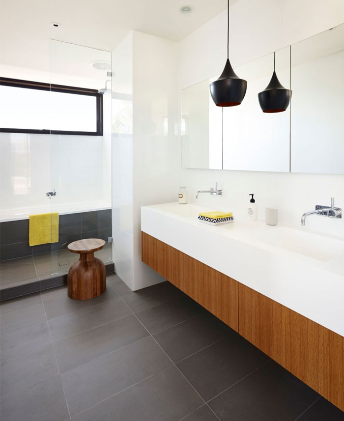 california-house-bathroom