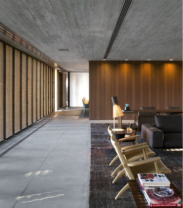 p-house-concrete-wood-light-shadow