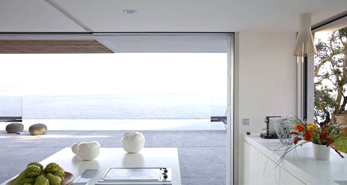 saint-tropez-maison-kitchen-interior