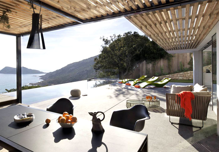 saint-tropez-maison-outdoor-dining-area