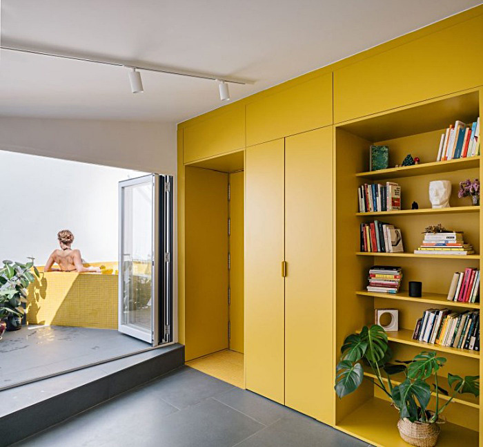 small apartment design in white and yellow gon architects 004