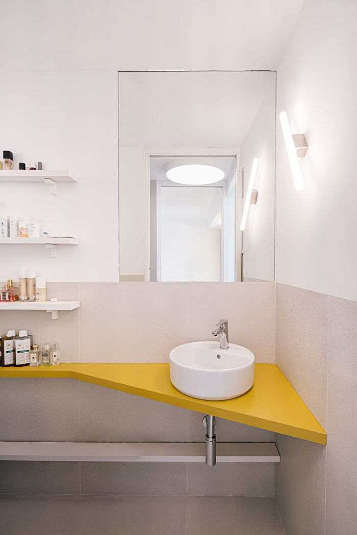 small apartment design in white and yellow gon architects 007