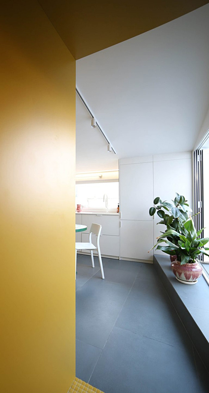 small apartment design in white and yellow gon architects 023